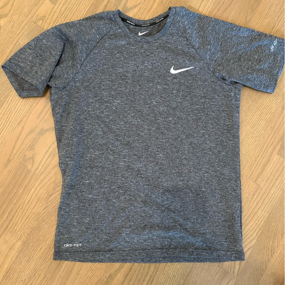Nike Gray Short Sleeve T-Shirt swim size small